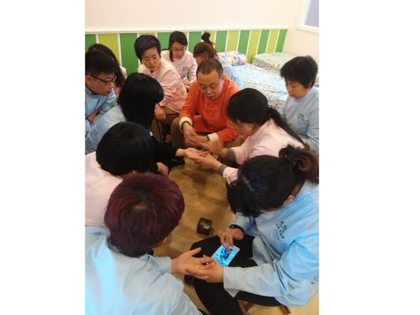 张老师指导学员手法练习